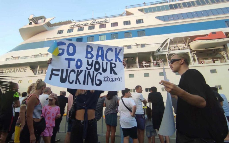 Georgier organisierte erneut einen „gastfreundlichen Empfang“ für das Linienschiff mit russischen Touristen“ /></p>
<p><strong>Ein Kreuzfahrtschiff mit russischen Touristen lief in Batumi ein – am Pier begannen Proteste.</strong></p>
<p>Das Kreuzfahrtschiff Astoria Grande mit russischen Touristen kam am Montagmorgen, dem 31. Juli, zum zweiten Mal in mehreren Tagen im Hafen von Batumi in <strong>Georgien</strong> an.</p>
<p>Die Medien Schreiben Sie darüber.</p>
<p >Am Pier begannen Massenproteste – Studenten, Oppositionelle und Sozialaktivisten versammelten sich zu der Aktion.</p>
<p>Die Polizei errichtete dort Barrikaden, es ist bereits bekannt, dass mehrere Demonstranten anwesend waren wurden von den Sicherheitskräften festgenommen.</p>
<p>Erinnern Sie sich daran, dass das Kreuzfahrtschiff „Astoria Grande“ mit russischen Touristen an Bord am Tag zuvor Batumi am 27. Juli aufgrund von georgischen Protesten zwei Tage früher verließ.</p>
<h2><strong>Was ist über die Astoria Grande-Kreuzfahrt der Russen bekannt? </strong></h2>
<p>Das Kreuzfahrtschiff Astoria Grande kam am 31. Juli aus Sotschi in Batumi an. Laut der Veröffentlichung „Echo of the Caucasus“ <strong>befinden sich an Bord des Linienschiffs Personen, die den Krieg in der Ukraine unterstützen</strong>. Unter ihnen sind der ehemalige Solist der Hi-Fi-Gruppe Mitya Fomin und der russischen Musikgruppe Testosteron, die wiederholt vor dem russischen Militär aufgetreten ist, sowie der Weißrusse Dmitry Koldun, der ein Konzert in der sogenannten „DPR“ gab. im Jahr 2018.</p>
<p> Als Astoria Grande am 27. Juli in den Hafen von Batumi einlief, löste dies Proteste in Batumi aus. Die Demonstranten riefen: „Russisches Schiff, fick dich selbst!“ „Abchasien ist Georgien“.</p>
<p>Nach Angaben des georgischen Fernsehsenders Pirveli ist das Schiff auf den Seychellen registriert, um Sanktionen zu entgehen, aber es gehört Dmitry Purim, der Eigentümer einer Tochtergesellschaft „ Rosneft“.</p>
<h4>Verwandte Themen:</h4>
<!-- relpost-thumb-wrapper --><div class=