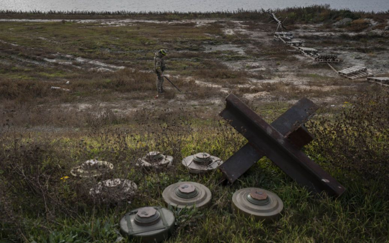 Süden Korea wird den Streitkräften der Ukraine bei der Bewältigung russischer Minenfelder helfen“ /></p>
<p><strong>Die Nachfrage in der Ukraine nach Minenräumausrüstung ist „verheerend groß“.</strong></p>
<p>Ukraine wird zusätzliche Minenräumausrüstung erhalten</p>
<p>Dies berichtet Reuters unter Berufung auf eine Aussage von Kim Te Hyo, dem stellvertretenden nationalen Sicherheitsberater des Präsidenten dieses Landes.</p>
<p>„Wir denken nach.“ „Die Unterstützung [durch die Lieferung von] Minensuchgeräten und Ausrüstung für die Minenräumung auszuweiten“, sagte ein südkoreanischer Beamter bei einem Briefing.</p>
<p>Kim Te Hyo betonte, dass die Nachfrage in der Ukraine nach solcher Ausrüstung als „dringend“ eingeschätzt werde riesig.“</p>
<p>Wie Sie wissen, ist einer der Faktoren, die die ukrainische Gegenoffensive abschrecken, die Tatsache, dass die russischen Besatzer entlang der gesamten Südfront Minenfelder angelegt haben. Dies verlangsamt die Bewegung der Streitkräfte der Ukraine und führt zum Verlust militärischer Ausrüstung, insbesondere westlicher Modelle.</p>
<p>Darüber hinaus haben russische Truppen in den nicht besetzten Gebieten viel zurückgelassen Minen und explosive Gegenstände, die die Zivilbevölkerung bedrohen.</p>
<p> < p> Die Agentur erinnerte daran, dass Südkorea zwar ein wichtiger Waffenexporteur ist, dieses Land jedoch immer noch keine tödlichen Waffen an die Ukraine liefert. Dies wurde damit erklärt, dass solche Lieferungen die Beziehungen zu Russland und die Fähigkeit, über den Kreml Einfluss auf das Regime des kommunistischen Nordkoreas zu nehmen, negativ beeinflussen könnten.</p>
<p>Erinnern Sie sich daran, dass das südkoreanische Verteidigungsministerium zuvor eine angekündigt hatte neues Paket nichttödlicher Hilfe für die Ukraine, ohne weitere Einzelheiten.</p>
<h4>Verwandte Themen:</h4>
<!-- relpost-thumb-wrapper --><div class=