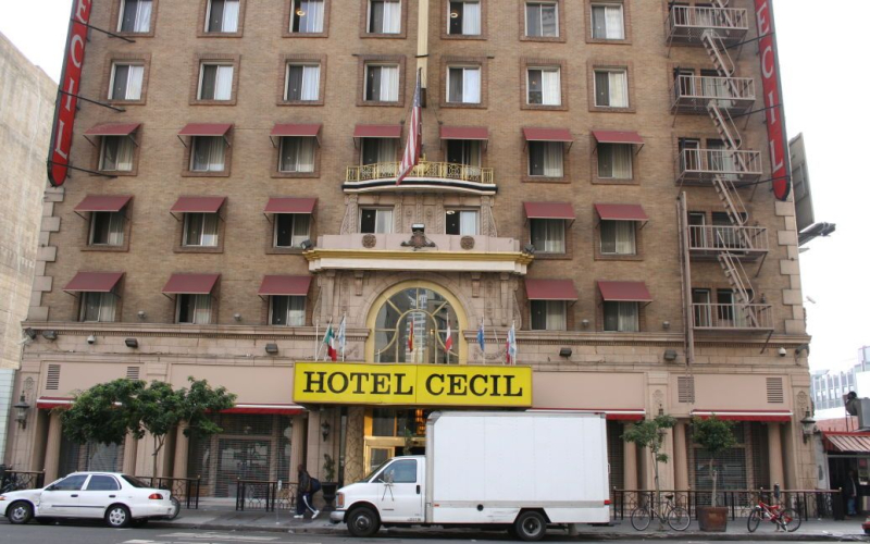 Die blutigen Chroniken des Cecil Hotels: Geheimnisse und Opfer des Grauens /></p>
<p><strong>N Mitten in den belebten Straßen der Innenstadt von Los Angeles steht eines der traurigsten Häuser der Horrorlegende, das Cecil Hotel.</strong></p>
<p dir=