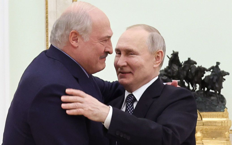 Lukaschenko beschwerte sich bei Putin über die „Wagneriten“: „Sie belasten mich.“ /></p>
<p><strong>Laut Lukaschenka sind Terroristen von PMC „Wagner“ waren im Begriff, „nach Warschau und Rzeszow zu gehen“.</strong></p>
<p>Der selbsternannte weißrussische Präsident Lukaschenka beklagte sich in Verhandlungen mit dem russischen Präsidenten-Diktator Wladimir Putin darüber, dass er „anfing, die Wagnerianer nach Warschau und Rzeszow zu drängen.“</strong></p>
<p>„Vielleicht hätte ich es nicht sagen sollen.“ Aber ich muss sagen, dass die Wagner-Leute begannen, uns zu „belasten“. Sie fragen nach Westen: „Erlauben Sie uns!“ Ich sage: „Warum musst du dort nach Westen gehen?“ Nun, ruhig… Wir kontrollieren, was passiert: „Na, machen wir einen Ausflug nach Warschau und Rzeszow.“ Und Rzeszow ist für sie inakzeptabel. Als sie in der Nähe von Bachmut kämpften, wissen sie, woher die militärische Ausrüstung kam. Sie haben das drin: „Rzeszow ist eine Katastrophe“, sagte er.</p>
<p>Lukaschenko fügte hinzu, dass sich die Terroristen im Zentrum von Weißrussland aufhalten, wie mit Russland und dem Gründer des Wagner PMC vereinbart.</p>
<p>Wie bereits berichtet, wächst das Lager, in dem sich die „Wagneriten“ befinden, in Weißrussland. Dies belegen Satellitenfotos von Maxar Technologies vom 16. Juli.</p>
<p><strong>▶ Sie können das Video auf dem YouTube-Kanal von TSN unter diesem Link ansehen:</strong> Lukaschenka hat Prigozhin getäuscht! Bewegung in Russland ist nur das erste Zeichen!</p>
<h4>Ähnliche Themen:</h4>
<!-- relpost-thumb-wrapper --><div class=