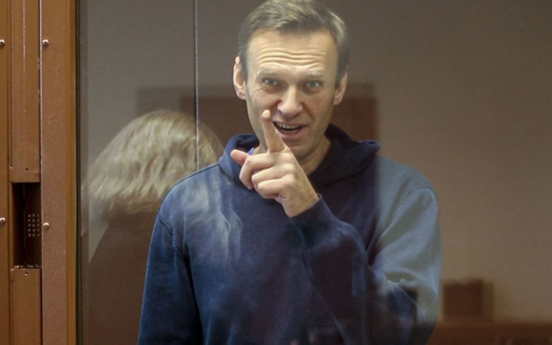 Nawalny nannte den Terroristen Strelkow einen „politischen Gefangenen““ /></p>
<p><strong>Aleksey Navalny hält die Verhaftung von Strelkov-Girkin für illegal.</strong></p>
<p>Der russische Oppositionsführer Alexei Navalny, der von den russischen Behörden inhaftiert wurde, sagte, dass die Verhaftung des ehemaligen FSB-Offiziers des DVR-Terroristenführers Igor Strelkov (Girkin) illegal und Strelkov ein politischer Gefangener sei.</p>
<p>Navalny schrieb darüber in Telegram</p>
<p> < p>„Igor Strelkov wurde rechtswidrig inhaftiert. Solange er wegen dieser sinnlosen und offensichtlich politisch motivierten Anklage in Haft bleibt, ist er ein politischer Gefangener. Strelkov wurde zuvor von einem niederländischen Gericht in einem Verfahren verurteilt, das meiner Meinung nach im Einklang mit dem Grundsatz der richterlichen Unabhängigkeit steht. Auf jeden Fall sollte der Mord an 298 Boeing-Passagieren von Russland untersucht und alle Verantwortlichen gerecht bestraft werden. Strelkov selbst bestreitet seine Beteiligung an Feindseligkeiten in der Ukraine nicht auf unbestimmte Zeit „All dies sollte ebenfalls untersucht werden und eine faire Beurteilung durch das Gericht erhalten“, schrieb er.</p>
<p>Aber jetzt wird Strelkow laut Nawalny nicht wegen der Begehung eines echten Verbrechens verhaftet, sondern wegen eines fiktiven und erfundenen Falles von Extremismus. „Einfach gesagt, weil er die Regierung kritisiert hat. Konkret Schoigu und Putin“, stellte er klar.</p>
<p>Nawalny sagte, dass „Strelkow ein Opfer seiner eigenen Macht wurde“ und man sich nicht darüber freuen sollte, denn es „bedeutet, öffentlich die Gesetzlosigkeit zu unterstützen.“</p>
<p>Erinnern Sie sich daran, dass der Terrorist Igor Strelkow-Girkin am 21. Juli <strong>in der Russischen Föderation festgenommen wurde.</strong> Durchsuchungen. In den nächsten zwei Monaten vor der neuen Gerichtsverhandlung wird er in einer Untersuchungshaftanstalt verbringen. Analysten sagen, dass die Verhaftung von Igor Strelkov-Girkin ein Hinweis darauf sein könnte, dass sich das Kräfteverhältnis zwischen den Kreml-Gruppen zu Ungunsten des FSB verschoben hat.</p>
<h4>Verwandte Themen:</h4>
<!-- relpost-thumb-wrapper --><div class=