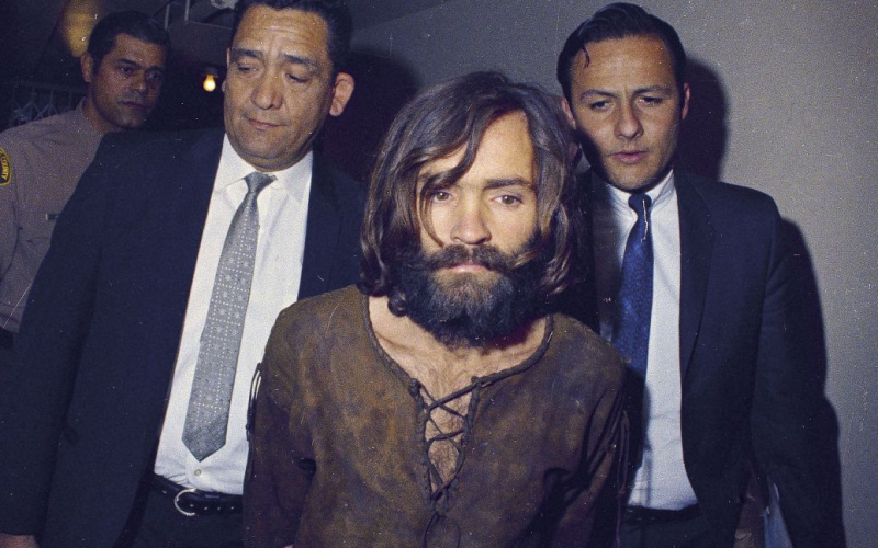 "Einmal „Es war einmal in Hollywood“: Die wahre Geschichte des Mörders Charles Manson Verbrechen.</strong></p>
<p dir= 