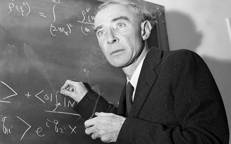 Robert Oppenheimer: Triumph und Tragödie des „Vaters der Atombombe“ /></p>
<p><strong>Ein Film über einen Mann, der den Lauf der Weltgeschichte veränderte, indem er die Entwicklung der ersten Atombombe leitete, dürfte ein dramatischer und spannender Blockbuster werden.</strong></p >
<p dir=