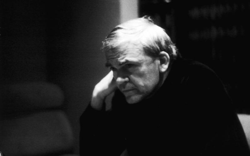 Der Autor von " Unerträgliche Leichtigkeit des Seins“ Milan Kundera „/></p>
<p><strong> Der berühmte Schriftsteller wurde 94 Jahre alt.</strong></p>
<p> Am Dienstag, 11. Juli, starb er in seiner Wohnung Nach langer Krankheit lebte der berühmte Schriftsteller und Essayist tschechischer Herkunft Milan Kundera in Paris. Der Autor des Buches „Die unerträgliche Leichtigkeit des Seins“, das ihm Weltruhm einbrachte, wurde 94 Jahre alt.</p>
<p>Das berichtet der tschechische Fernsehsender ČT24.</p>
<p>„Gemeinsam Er war neben Kafka und Havel einer der berühmtesten Tschechen im Ausland. „Er wurde wiederholt als Kandidat für den Nobelpreis für Literatur erwähnt“, heißt es in der Nachricht.</p>
<p>Der Tod des Schriftstellers wurde vom französischen Verlag Gallimard gemeldet, der seine Werke druckte. Anna Mrazova, Pressesprecherin der Bibliothek von Milan Kundera in seiner Heimatstadt Brünn, bestätigte ebenfalls seinen Tod.</p>
<h2><strong>Wofür Milan Kudera berühmt ist</strong></h2>
<p>Kunderas erstes Buch war eine 1953 veröffentlichte Sammlung lyrischer Gedichte „Man, Wild Garden“. In den 1960er Jahren begann er, Prosa zu schreiben, und debütierte mit den Novellen „Funny Loves“, die die Grundlage für zwei Kinofilme bildeten.</p>
<p>Seine Rede auf dem Schriftstellertag 1967 war einer der Impulse, die den Prager Frühling prägten. Gleichzeitig veröffentlicht er seinen bahnbrechenden Roman „Der Witz“, in dem Kundera schreibt, dass das Ernste schließlich in ein ironisches Paradoxon umschlägt.</p>
<p>Nach der Niederschlagung des Prager Frühlings im August 1968 wurde Milan Kundera Da ihm die Möglichkeit zum Unterrichten entzogen wurde, wurden seine Bücher aus allen Bibliotheken des Landes entfernt.</p>
<p>1975 musste Kunder nach Frankreich umziehen, wo er seitdem dauerhaft lebt. Nach der Emigration wurde dem Schriftsteller die Staatsbürgerschaft der damaligen Tschechoslowakei entzogen. Erst vierzig Jahre später – im Jahr 2019 – erhielt er die tschechische Staatsbürgerschaft zurück.</p>
<p>1982 schloss er die Arbeit an einem seiner berühmtesten Romane ab, „Die unerträgliche Leichtigkeit des Seins“, der 1988 verfilmt wurde.</p >
<p>Kundera schrieb Anfang der 1990er Jahre sein letztes Buch auf Tschechisch, den Roman „Unsterblichkeit“. Seitdem schreibt er auf Französisch. Seine Werke wurden in 54 Sprachen der Welt übersetzt und veröffentlicht.</p>
<p>Erinnern Sie sich daran, dass im November 2022 der Iraner Mehran Karimi Naseri, der mit Tom zum Prototyp des Protagonisten des Films „Terminal“ wurde Gencks starb im Passagierterminal des Flughafens Charles de Gaulle in Paris. Hauptrolle.</p>
<h4>Verwandte Themen:</h4>
<!-- relpost-thumb-wrapper --><div class=