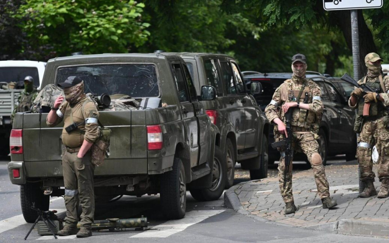 В Die sechste Kolonne der „Wagneriten“ ist in Weißrussland angekommen: Wie viele Söldner gibt es dort? /></p>
<p><strong>Dies ist die sechste Kolonne der „Wagneriten“ seit der Einführung von Söldnern auf dem Territorium Weißrusslands.</strong></p>
<p>In der Nacht des 19. Juli traf eine weitere Kolonne mit Söldnern des PMC Wagner in <strong>Weißrussland</strong> ein.</p>
<p >Dies wird von „Belarusian Gayun“ berichtet.</p>
<p>Es wird darauf hingewiesen, dass die sechste Kolonne etwa 100-120 Autos umfasst.</p>
<p>„Die Kolonne befindet sich bereits auf der Autobahn M5 und.“ ist jetzt an Iosifovichi vorbeigekommen. Es erstreckte sich über 5-10 km und ist bedingt in zwei große Teile geteilt. Es bewegt sich in Begleitung der Verkehrspolizei der Republik Belarus“, heißt es in dem Bericht.</p>
<p> Zuvor hatte „Belarusian Gayun“ geschrieben, dass Kolonnen des PMC „Wagner“ ab dem 11. Juli in Weißrussland eintrafen, davor gab es etwa 200 Söldner im Land.</p>
<p>Vom 11. Juli bis 18. Juli, bei Mindestens fünf Kolonnen von „Wagneriten“ kamen in Weißrussland an – etwa 382-400 Fahrzeuge. Die Zahl der Söldner von Jewgeni Prigoschin beträgt nach Angaben der Gruppe bereits 2000 bis 2500 Personen.</p>
<p>Wir erinnern uns: <strong>Am 18. Juli berichtete „Belarusian Gayun“, dass das Flugzeug von Jewgeni Prigoschin aus St . Petersburg</strong >. Das Flugzeug des Anführers der „Wagneriten“ landete auf dem Militärflugplatz in Machulishchi.</p>
<h4>Verwandte Themen:</h4>
<!-- relpost-thumb-wrapper --><div class=