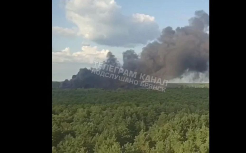 Es gab eine Brand im Militärkrankenhaus Brjansk für die Besatzer (Video)“ /></p>
<p><strong>Über die Opfer gibt es noch keine Informationen.</strong></p>
<p>Im russischen Brjansk am Sonntag Am 16. Juli brach ein Großbrand aus – Das für die Besatzer im Bau befindliche Militärkrankenhaus stand erneut in Flammen.</p>
<p>Dies wurde von russischen Propagandakanälen Telegram gemeldet. Das im Internet veröffentlichte Filmmaterial zeigt, dass die Brandfläche recht groß ist.</p>
<p>Zuerst wurde berichtet, dass das Krankenhaus aufgrund eines angeblichen Drohnenangriffs ausgebrochen sei. Später stellten Propagandisten klar, dass angeblich Bauschutt im Krankenhaus Feuer gefangen habe und das Feuer vor dem Eintreffen der Feuerwehrleute gelöscht worden sei.</p>
<p>Über die Opfer liegen noch keine Informationen vor.</p>
<p>Davor Der Brand im Gebäude ereignete sich am 18. Juni. Zuerst wurde von Sabotage geschrieben, aber später wurde berichtet, dass das Dach Feuer fing, als die Bauarbeiter Bitumen gossen.</p>
<p>Zuvor wurde berichtet, dass in der Region Brjansk ein bewaffneter Wehrpflichtiger einer Militäreinheit entkommen sei.</p>
<p>< u><strong>Lesen Sie auch:</strong></u></p>
<h4>Verwandte Themen:</h4>
<!-- relpost-thumb-wrapper --><div class=