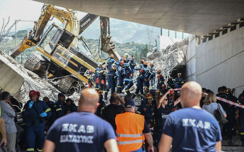 In Griechenland ist eine Brücke eingestürzt: Es gibt Tote und viele Verletzte (Foto)