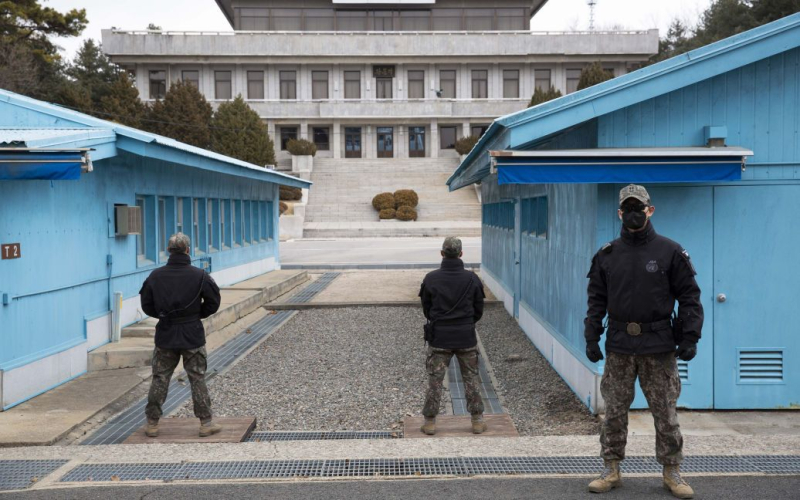 В Nordkorea hält amerikanischen Soldaten fest: Was wir über den Vorfall wissen Südkorea ohne Erlaubnis, hat das US-Militär bestätigt. Die Krise kommt zu einem besonders angespannten Zeitpunkt in den Beziehungen zu Nordkorea, einem der isoliertesten Staaten der Welt. Die Vereinigten Staaten raten ihren Bürgern, von Reisen dorthin abzusehen.</p>
<p dir=