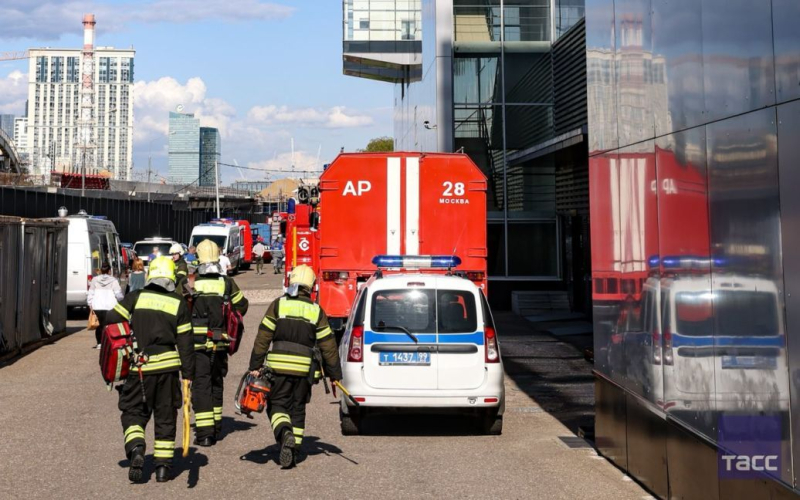 Heißwasserrohrbruch in einem Moskauer Einkaufszentrum – es gibt Opfer (Video)