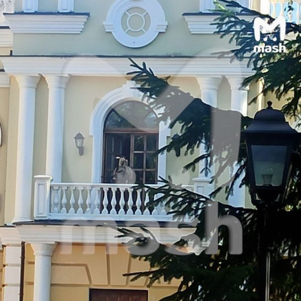 In einem Vorort beschlagnahmte ein Mann die Villa, in der Janukowitsch lebte, und schießt auf die Polizei zurück 