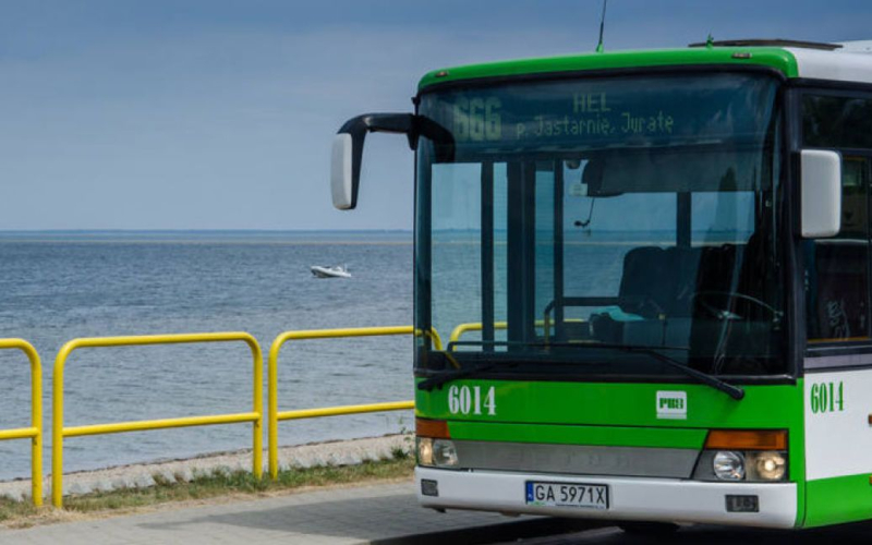 В Polen hat neue Beschränkungen und Bußgelder auf den Straßen eingeführt. /></p>
<p><strong>Ab dem 1. Juli wurden in Polen neue Regeln für Autofahrer eingeführt.</strong></p>
<p>Die Regeln für Autos auf polnischen Straßen haben sich für Fahrer und Transportunternehmen, die Taxidienste anbieten, verändert. Auch das System der Strafpunkte hat sich geändert.</p>
<p>Dies steht im Material ukrayina.pl.</p>
<p>Zu den Änderungen für Autofahrer in Polen gehört insbesondere die Abschaffung der Mauteinhebung auf Staatsstraßen für Fahrer von Pkw bis 3,5 Tonnen und Motorrädern.</p>
<h3>Zwei Autobahnen wurden frei</h3>
<p>Auf zwei Straßen, die früher mautpflichtig waren, können heute kostenlos befahren werden. Dies sind A2: Konin-Strikow sowie A4: Wrocław-Sosnica (ein Dorf in Polen, in der Gemeinde Radimno, Bezirk Jaroslawl, Woiwodschaft Karpatenvorland).</p>
<p>„Die elektronische Maut wird weiterhin vom Leiter der Landessteuerverwaltung für Fahrzeuge mit einem zulässigen Gesamtgewicht von mehr als 3,5 Tonnen und Busse erhoben“, heißt es in der Quelle.</p>
<h3>Erhöhung der Fahrgastsicherheit bei der Nutzung Taxiprogramm</h3 >
<p>Außerdem hat sich die polnische Regierung darum gekümmert, die Sicherheit der Passagiere bei der Nutzung des Taxiprogramms zu verbessern. Insbesondere müssen Unternehmer, die den Personenverkehr zwischen der Anwendung und den Fahrern vermitteln, Folgendes erläutern:</p>
<h3>Wie sich die Bußgelder geändert haben</h3>
<p>Polen hat Änderungen bei den Strafpunkten eingeführt. Nach den neuen Regeln werden die Informationen über die Anzahl der gesammelten Punkte im zentralen Fahrerregister nach einem Jahr gelöscht, statt wie bisher nach zwei Jahren.</p>
<p>Außerdem werden die Fahrer wieder gelöscht Sie können auf Ihr Konto Umschulungskurse zum Abbau von Minuspunkten absolvieren, jedoch höchstens einmal alle 6 Monate.</p>
<h3>Überholverbot für LKW: Einzelheiten zum neuen Gesetz</h3>
<p>Der polnische Staatschef Andrzej Duda hat ein Gesetz unterzeichnet, das das Überholen von Lastkraftwagen verbietet.</p>
<p>Das Gesetz führt ein Überholverbot für Lastkraftwagen auf Schnellstraßen ein.</p>
<p>„Wenn die Geschwindigkeit dieses Fahrzeugs deutlich niedriger ist.“ , als die auf dieser Straße geltende Geschwindigkeitsbegrenzung für Fahrzeuge der Klassen N2 oder N3“, heißt es in dem Dokument.</p>
<p>Während der Arbeit im Infrastrukturausschuss wurde vermittelt, dass eine deutlich niedrigere Geschwindigkeit mindestens 10 km/h bedeutet. h langsamer als</p>
<p>“Fahrzeuge der Kategorie N2 oder N3 mit einer Länge von mehr als 7 Metern auf einer Autobahn oder Schnellstraße mit drei oder mehr eigenen Fahrspuren auf der Fahrbahn in eine Richtung dürfen nur zwei zugewiesene Fahrspuren nutzen In dieser Richtung, am nächsten am rechten Fahrbahnrand, heißt es im Gesetz.</p>
<p>Unterdessen wird Treibstoff in der Ukraine immer teurer. Ab dem 1. Juli wird die ermäßigte Mehrwertsteuer von 7 % auf Autokraftstoff abgeschafft. Mittlerweile beträgt er 20 % und die normalen Verbrauchsteuersätze sind wieder da.</p>
<h4>Verwandte Themen:</h4>
<!-- relpost-thumb-wrapper --><div class=