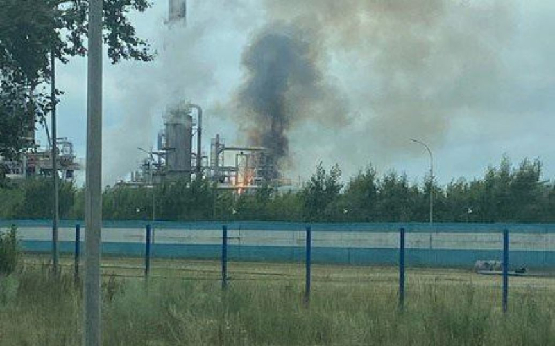 Donnerte in Russland Explosion in einer petrochemischen Anlage – Video“ /></p>
<p><strong>Eine Explosion ereignete sich in einer petrochemischen Anlage in der Russischen Föderation.</strong></p>
<p>In der Stadt Dserschinsk Region Nischni Nowgorod <strong>RF</strong> strong>, am 12. Juli kam es in der petrochemischen Produktionsanlage von SIBUR-Neftekhim JSC zu einer Explosion.</p>
<p>Lokale Telegram-Kanäle berichten darüber.</p>
<p> < p>„Eine Produktionseinheit, die chemische Substanzen und Sauerstoff enthält“, heißt es in der Meldung.</p>
<p>Anschließend wurde bekannt, dass das Feuer gelöscht wurde.</p>
<p>„Der offene Brand bei der Produktion von Ethylenoxid und Glykole wurden gelöscht, die Produktionsanlage wird gekühlt. Es gibt keine Opfer und Verletzten. Die Überwachung des Luftzustands erfolgt durch mobile Labore sowohl des Unternehmens als auch akkreditierter unabhängiger Labore“, sagten Vertreter des Werks. >< /p> </p>
<h4>Verwandte Themen:</h4>
<!-- relpost-thumb-wrapper --><div class=