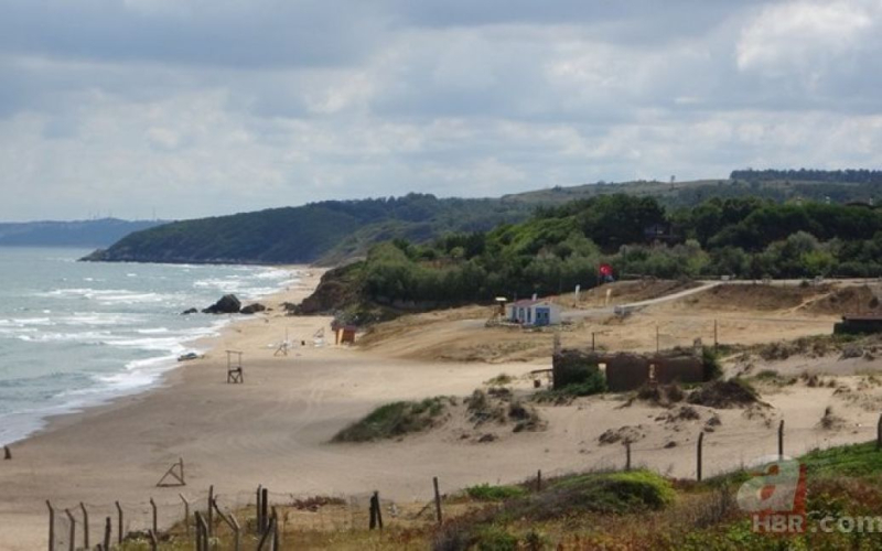 В Istanbul hat den Strand wegen 28 nicht explodierter Granaten geschlossen. /></p>
<p><strong>Die Granaten lagen in einer Tiefe von anderthalb Metern, 10 Meter von der Küste entfernt.</strong></p>
<p>< p>In der Türkei wurde der Sofular-Strand im Şile-Gebiet in der Nähe von Istanbul aus touristischen Gründen geschlossen. Der Strand wurde vorübergehend für Touristen gesperrt, nachdem an der Küste etwa drei Dutzend nicht explodierte Artilleriegeschosse gefunden wurden.</p>
<p>Dies berichtet der türkische Fernsehsender A Haber.</p>
<p>Am Tag zuvor wurde der Die Istanbuler Behörden erhielten eine Nachricht über explosive Objekte unbekannter Herkunft.</p>
<p>Sie beschlossen, den Strand vorübergehend zu schließen, da das Wetter es Tauchern zunächst nicht erlaubte, die Küste sorgfältig zu überprüfen.</p>
<p> Am Montag wurden 28 nicht explodierte Artilleriegeschosse gefunden, von denen acht bereits die Oberfläche erreicht hatten. Die Granaten befanden sich in einer Tiefe von anderthalb Metern, 10 Meter vom Ufer entfernt.</p>
<p>Die türkische Marineeinheit nahm die beschlagnahmten Gegenstände und bestätigte, dass es sich tatsächlich um Artilleriegeschosse handelte. Sie sollen am Mittwoch, dem 2. August, neutralisiert werden.</p>
<p>Der Ursprung der Granaten an der Küste des Feriengebiets in der Nähe von Istanbul ist noch nicht geklärt.</p>
<p>Denken Sie daran, dass seit dem Zu Beginn des Krieges haben die Türkei, Rumänien, Bulgarien und die Ukraine mehr als 40 Minuten in den westlichen Gewässern des Schwarzen Meeres zerstört.</p>
<h4>Verwandte Themen:</h4>
<!-- relpost-thumb-wrapper --><div class=