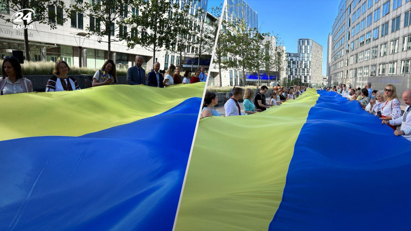 Liberty-Symbol überall der Welt: Eine 30 Meter hohe Flagge der Ukraine wurde in der Nähe des Europäischen Parlaments entfaltet“ /></p>
<p>Eine riesige Flagge der Ukraine wurde in Brüssel entfaltet/Collage von Channel 24</p>
<p _ngcontent-sc94 class=