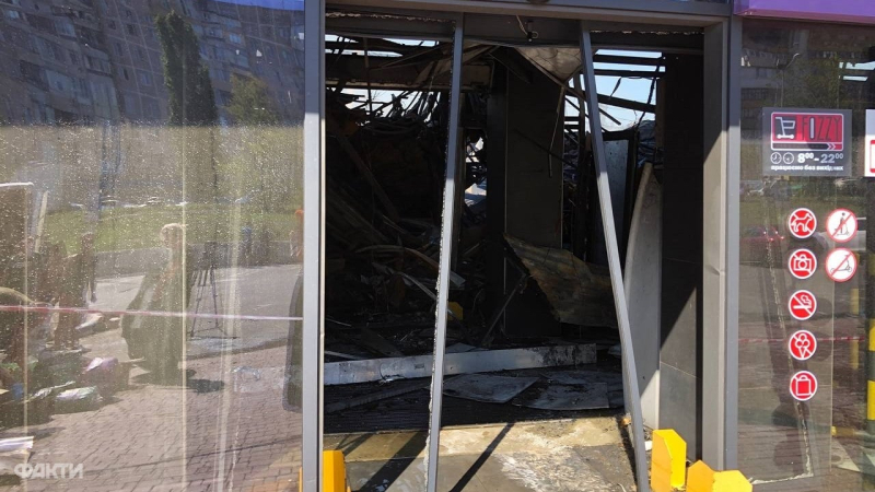 Zerbrochenes Dach und Feuersbrunst im Inneren : Wie ein Fozzy-Hypermarkt in Odessa aussieht, auf den Kaliberstücke gefallen sind“ /></p>
<p>/>< /p></p>
<p><img decoding=