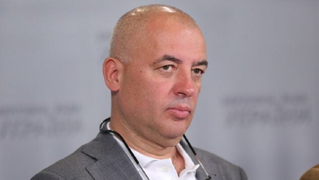 Ich zog in den Krieg und kehrte nie zurück: Wie ein CEC-Mitglied in Miami 1,5 „verdiente“. Millionen aus dem Staatshaushalt“ /></p>
<p>CEC-Mitglied Yuriy Buglak verließ die Ukraine 12 Tage vor dem Ausbruch des Krieges und ist seitdem nicht zurückgekehrt. Während seines Aufenthalts dort erhielt der Mann eineinhalb Millionen aus dem Staatshaushalt.</p>
<p>Dies wird in den Ermittlungen des Journalisten <b></b>Schemata von Sergej Andruschko berichtet.</p>
<p>Wie die Journalisten herausfanden, erhielt Buglak im Laufe des Jahres 2022 ein Gehalt und andere Zahlungen — insgesamt zählte er eineinhalb Millionen Griwna. Das im Ausland lebende KEK-Mitglied Yuriy Buglak bat im Herbst 2022 zweimal um materielle Unterstützung aus dem Haushalt der Ukraine — „zur Verbesserung der Gesundheit“ und „zur Lösung sozialer und häuslicher Probleme im Zusammenhang mit der Geburt eines Kindes“.</p>
<p>Und ich habe diese Hilfe erhalten — nur in Höhe von 230.000 Griwna.</p>
<p><p><img decoding=