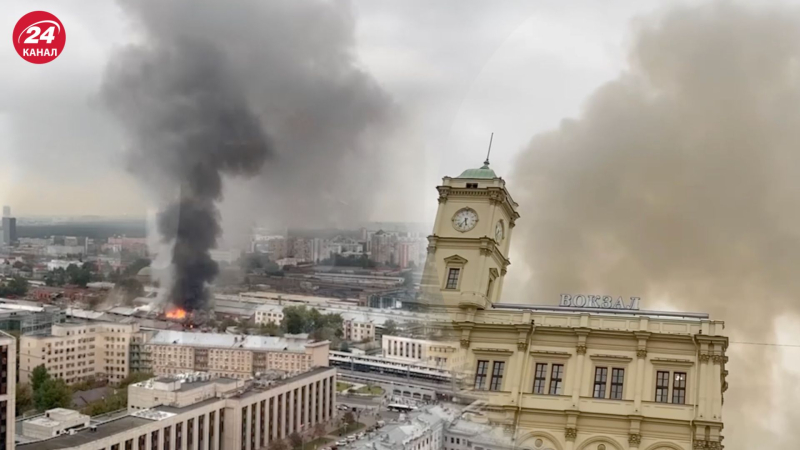 Aus Kilometern Entfernung sind schwarze Rauchwolken zu sehen: Auf dem Platz der Drei Stationen in Moskau brennen Hangars 