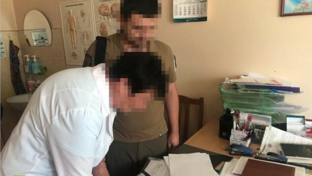 &rdquo;Abgeschrieben&ldquo; 50 Wehrdienstverweigerer für 10 Millionen UAH: VVK-Chef half, der Wehrpflicht zu entgehen in der Region Kiew“ /></p>
<p>Der SBU und der SBI haben Beweise gegen den Leiter der Militärmedizinischen Kommission eines der Bezirke der Region Kiew gesammelt, der während der Mobilisierung in systemische Korruption verwickelt war.< /p> </p>
<blockquote>
<p>— Der Beamte handelte als Teil einer kriminellen Gruppe, zu der mindestens fünf Personen gehörten. Unter ihnen — der Leiter des örtlichen Militärregistrierungs- und Einberufungsamtes mit seinem Untergebenen. Gegen Bestechungsgelder boten die Angeklagten ihre „Hilfe“ an. bei der Umgehung des Militärdienstes auf der Grundlage fiktiver Dokumente über „schlechte“ Gesundheit, — berichtet <b></b>SBU.</p>
</blockquote>
<p>Es wird darauf hingewiesen, dass die Kosten für korrupte “Dienste” betrug bis zu 7.000 US-Dollar pro Betrüger.</p>
<p>Berichten zufolge „verarbeiteten“ Beamte die Tat. durch ein kriminelles System von mehr als 50 Personen, die der Einberufung entgehen und ins Ausland fliehen wollten. Somit haben die Organisatoren der Transaktion „verdient“. mehr als 10 Millionen UAH.</p>
<p>Um Kunden zu finden und Geld zu überweisen, handelten sie mit zwei Komplizen — ehemaliger Militärkommissar und sein Sohn.</p>
<p>Der SBU berichtet, dass der Leiter des Militärmedizinischen Gremiums persönlich Wehrunfähigkeitsbescheinigungen aus gesundheitlichen Gründen unterzeichnet hat, ohne sich tatsächlich einer ärztlichen Untersuchung durch Wehrpflichtige zu unterziehen.</p>
<p>Dann haben Beamte des Militäreinberufungsamtes auf der Grundlage fiktiver medizinischer Dokumente „abgeschrieben“; Wehrdienstverweigerer.</p>
<p>Jetzt wurde der Leiter des Militärärztlichen Ausschusses über den Verdacht gemäß Teil 3 des Art. informiert. 332 (illegale Überstellung von Personen über die Staatsgrenze der Ukraine durch eine organisierte Gruppe) und Teil 2 der Kunst. 366 (offizielle Fälschung) des Strafgesetzbuches der Ukraine.</p>
<p>Zuvor wurden gemäß Artikel 332 auch die kriminellen Handlungen des Leiters des Militäreinberufungsamts und zweier weiterer Komplizen qualifiziert.</p>
<p><img decoding=