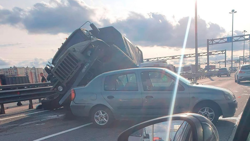 In St. Petersburg ein LKW der Nationalgarde hat ein Auto darunter zerquetscht: Es gibt tote Besatzer“ /></p>
<p>Besatzer bringen sich um: In St. Petersburg kollidierte ein Lastwagen der russischen Garde mit zwei Autos/Foto aus sozialen Netzwerken</p>
<p _ngcontent-sc94 class=