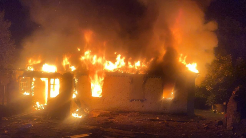 Raketen- und Drohnenfragmente verursachen Brände und Zerstörung in der Region Kiew, drei Verletzte