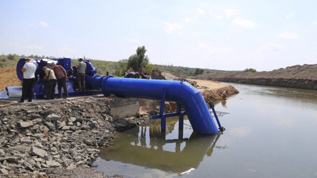 Versorgt Krywyj Rih mit Wasser: Die erste Leitung der Wasserleitung, die nach der Explosion des Wasserkraftwerks Kachowskaja errichtet wurde, hat den Betrieb aufgenommen Sorgt für die Wasserversorgung von Krywyj Rih: die erste Leitung der Wasserleitung, die nach der Explosion von gebaut wurde Das Wasserkraftwerk Kachowskaja hat seine Arbeit aufgenommen“ />< /p> </p>
<p>Am Montag, den 21. August, nahm die erste Leitung der Hauptwasserleitung im Gebiet Dnipropetrowsk den Betrieb auf, deren Bau am dritten Tag des Jahres begann Russen sprengen den Damm des Wasserkraftwerks Kakhovskaya.</p>
<p>Dies wurde vom Pressedienst des Ministeriums für Entwicklung von Gemeinden, Territorien und Infrastruktur der Ukraine gemeldet.</p>
<p>Die erste Zeile wird etwa 25 % der Bevölkerung von Krivoy Rog Zugang zu Wasser verschaffen.</p>
<blockquote>
<p>— Um die erste Verbindung herzustellen, wird Wasser aus dem Fluss Ingulets von einer Pumpstation zu einer unterirdischen Pipeline geleitet. Dann gelangt es über einen offenen Kanal in den Südreservoir und wird an die Einwohner von Krivoy Rog geliefert. Dieser Vorgang kann bis zu 10 Tage dauern, — In der Nachricht heißt es.</p>
</blockquote>
<p>Im Allgemeinen ist der Ingulets-Link — Kryazhevo besteht aus vier Linien, der Start der restlichen drei soll im Frühherbst erfolgen.</p>
<p>Der Minister für die Entwicklung von Gemeinden, Territorien und Infrastruktur, Alexander Kubrakov, dankte allen an den Arbeiten beteiligten Bauherren.</p >
<p><iframe Loading=