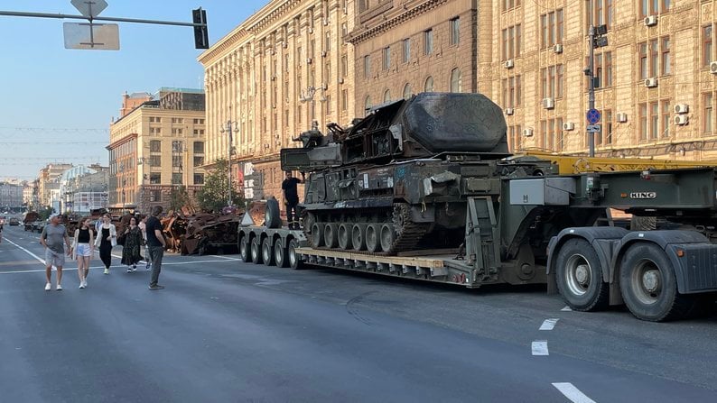 Rostige Panzer und Überreste von Raketen: Russische Militärausrüstung wurde am Unabhängigkeitstag nach Khreschatyk gebracht