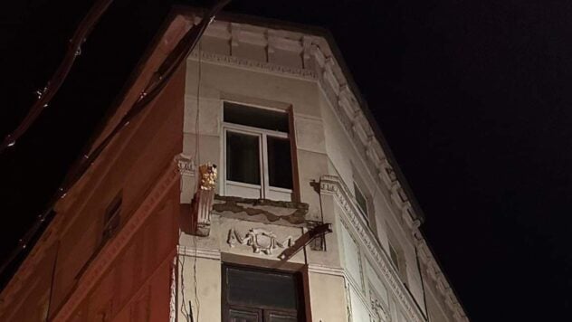 Ein Balkon mit einem Mann ist in Lemberg eingestürzt