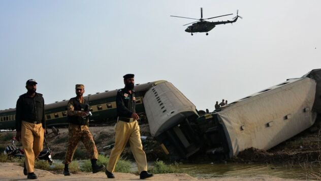 Menschen lagen auf dem Boden und riefen um Hilfe: Zug in Pakistan entgleist
