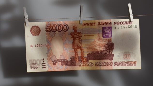 Der Rubel fliegt in den Abgrund: In der Nacht des 12. August erreichte die russische Währung ihren Höhepunkt 100 pro Dollar“/></p>
<p>Der Fall des russischen Rubels geht weiter. In der Nacht des 12. August kostete ein US-Dollar 100 Rubel, was einen neuen Anti-Rekord darstellt.</p>
<p>Bei den Auktionen der Moskauer Börse betrug der Dollarkurs 98,38 Rubel, doch dann blieb die Währung bestehen auf 100 Rubel fallen. Der Euro kostete 109,64 Rubel.</p>
<p>Derzeit kostet ein Dollar laut Investing.com 99,43 Rubel.</p>
<p><img class=