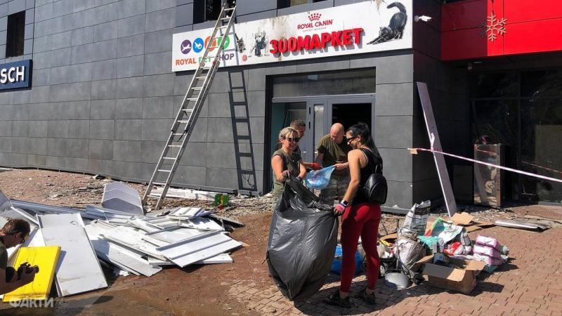 Zerbrochenes Dach und Feuersbrunst im Inneren : So sieht der Fozzy-Hypermarkt in Odessa aus, auf den die Trümmer von Calibre fielen“ /></p>
<p><img decoding=