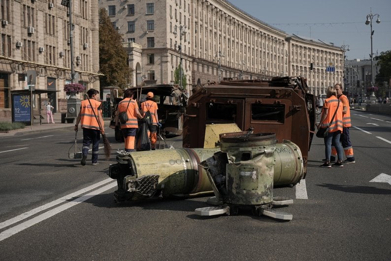 Rostige Panzer und Überreste von Raketen: Am Unabhängigkeitstag wurde russische Militärausrüstung nach Chreschtschatyk gebracht 