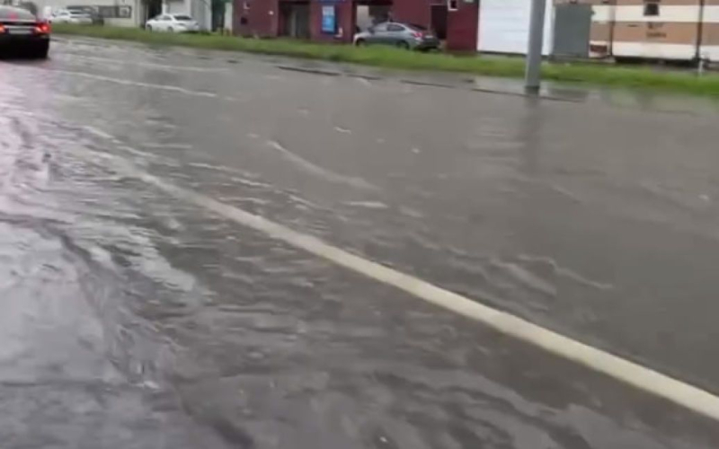 Apokalyptische Schüsse: Moskau und die Region Moskau sind mit Hagel bedeckt und mit Regen übergossen (Video)