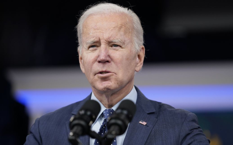 Biden schränkte die Amerikaner ein Unternehmen investieren in chinesische Technologie“ /></p>
<p><strong>Technologische Entwicklung ist der Schlüssel zur Verteidigung und nationalen Sicherheit, sagte US-Präsident.</strong></p>
<p>US-Präsident Joe Biden unterzeichnete eine Durchführungsverordnung, die es US-Unternehmen verbietet, in <strong>chinesische</strong> Technologieunternehmen zu investieren.</p>
<p>Dies wurde vom Pressedienst des <strong>Weißen Hauses</strong> gemeldet.</p>
<p >Biden wies darauf hin, dass Fortschritte in der Technologie von entscheidender Bedeutung für die Verteidigung und die nationale Sicherheit seien.</p>
<p>„Die Entwicklung sensibler Technologien und Produkte, die für Militär-, Geheimdienst-, Überwachungs- oder Cyberfähigkeiten von entscheidender Bedeutung sind, stellt eine ungewöhnliche und außergewöhnliche Bedrohung für die nationale Sicherheit dar.“ „ganz oder zum großen Teil außerhalb der Vereinigten Staaten ansässig sind und dass bestimmte US-Investitionen diese Bedrohung verstärken könnten“, sagte der Präsident der Vereinigten Staaten.</p>
<p>Gleichzeitig betonte der amerikanische Präsident, dass US-Unternehmen offene Investitionen tätigen sollten, die den Grundstein der Wirtschaftspolitik des Landes bilden und den Vereinigten Staaten erhebliche Vorteile verschaffen.</p>
<p>Biden sagte, dass offene globale Kapitalströme entstehen wertvolle wirtschaftliche Chancen und tragen zu Wettbewerbsfähigkeit, Innovation und Produktivität bei.</p>
<p>Der US-Präsident sagte, dass seine Regierung grenzüberschreitende Investitionen stets begrüßen werde, solange sie nicht im Widerspruch zum Schutz der nationalen Sicherheitsinteressen der USA stünden Land.</p>
<p>Zuvor wurde berichtet, dass US-Präsident Joe Biden sagte, er werde bald Vietnam besuchen. Bidens Besuch wird darauf abzielen, den Einfluss der USA in der Region zu stärken, um China entgegenzuwirken.</p>
<p>Darüber hinaus haben wir zuvor berichtet, dass Pentagon-Sprecher, General Patrick Ryder, sagte, dass <strong>Peking und Moskau dies versuchen Wege der militärischen Interaktion finden</strong>.</p>
<h4>Verwandte Themen:</h4>
<!-- relpost-thumb-wrapper --><div class=