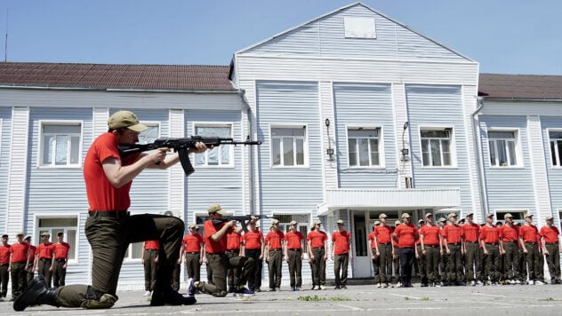 Gazmanovs Drill und Konzerte: Russland bringt ukrainische Teenager in „Militärlager““ /></p>
<p>Russland bringt ukrainische Jugendliche aus den vorübergehend besetzten Gebieten zur „militärischen Ausbildung“ in ihre Militärlager.</p>
<p>Dies wurde im Nationalen Widerstandszentrum berichtet. die von den Spezialeinheiten der Streitkräfte der Ukraine ins Leben gerufen wurde.</p>
<p>– Der Feind engagiert sich weiterhin für die militärische Ausbildung ukrainischer Jugendlicher, um sie weiter in die Reihen seiner Armee zu rekrutieren, &# 8212; Dem Bericht zufolge.</p>
<p>Laut CNS findet vom 1. bis 18. August in der russischen Stadt Pensa im Lager Gvardeets ein sogenanntes militärisch-patriotisches Treffen statt. Und die Eindringlinge brachten ukrainische Jugendliche aus den vorübergehend besetzten Gebieten unseres Staates dorthin.</p>
<p>Kinder wurden aus Siedlungen wie Mariupol, Donezk, Makeewka, Kirowskoje, Jenakijewo, Gorlowka und Schachtjorsk verschleppt.</p>
<p >In Lagern erhalten Jugendliche militärische Übungen und Führungen durch Propagandamuseen. Darüber hinaus werden sie gezwungen, Konzerte von Oleg Gazmanov, einem Diener des Kreml-Regimes, zu hören.</p>
<p>Auf diese Weise unterziehen die Invasoren Kinder einer Gehirnwäsche und versuchen, eine ganze Generation von Ukrainern zu vernichten und Teenager für den Krieg zu rekrutieren .</p>
<p>Derzeit gibt es in der Ukraine bestätigte Daten über mehr als 19,5 Tausend Kinder, die während des ausgewachsenen Krieges in die Russische Föderation deportiert wurden. Dies könnte jedoch nur die Spitze des Eisbergs sein. Bisher wurden rund 383 Kinder in die Ukraine zurückgebracht.</p>
<p>Im März erließ der Internationale Strafgerichtshof einen Haftbefehl gegen den russischen Diktator Wladimir Putin wegen der Abschiebung ukrainischer Kinder. Der gleiche Haftbefehl wurde gegen Maria Lvova-Belova, Beauftragte für Kinderrechte unter dem Präsidenten der Russischen Föderation, erlassen.</p>
</p></p>
<!-- relpost-thumb-wrapper --><div class=