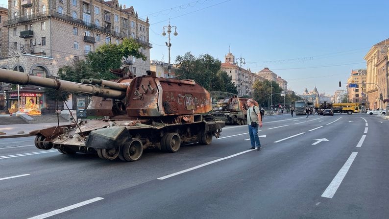 Rostige Panzer und Überreste von Raketen: Russische Militärausrüstung wurde gebracht nach Chreschtschatyk am Unabhängigkeitstag“ /></p>
<p>Etwa 20 Einheiten zerstörter russischer Ausrüstung wurden an die Hauptstraße von Kiew geliefert. Unter den Exponaten — rostige Panzer, selbstfahrende Haubitzen, Infanterie-Kampffahrzeuge, leicht gepanzerte Mehrzwecktransporter (Traktoren), gepanzerte Personentransporter, Luftkampffahrzeuge, Überreste abgeschossener Raketen.</p>
<p>Khreshchatyk ist jetzt von der Ecke blockiert Bogdan Chmelnizki zum Unabhängigkeitsplatz.</p>
<p>Erinnern Sie sich daran, dass die KSCA zuvor berichtet hatte, dass <b></b>in Kiew keine öffentlichen Veranstaltungen am Unabhängigkeitstag der Ukraine organisiert werden würden, der am 24. August gefeiert wird , 2023.</p>
</p></p>
<!-- relpost-thumb-wrapper --><div class=