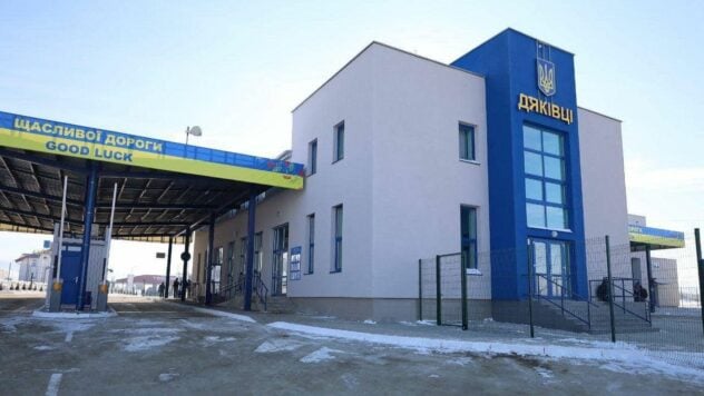 Verbot für Männer, nach dem Krieg ins Ausland zu reisen: die Position des Innenministeriums und der Reaktion des Netzwerks“ /></p >
<p>Die Initiative des Geschäftsführers des Ukrainischen Instituts für die Zukunft, Vadym Denisenko, Männern die Ausreise aus der Ukraine nach der Aufhebung des Kriegsrechts zu verbieten, entspricht nicht der Position des Ministeriums für innere Angelegenheiten der Ukraine, und Denisenko selbst ist kein Berater des Abteilungsleiters.</p>
<blockquote>
<p> — Bezüglich der Aussage von Herrn Denisenko zum Reiseverbot für Männer ins Ausland — persönliche Meinung. Bitte betrachten Sie dies nicht als die Position des Innenministeriums der Ukraine, — berichtet im Telegram-Kanal der Abteilung. </p>
</blockquote>
<p>Die Vertreterin des Innenministeriums der Ukraine Maryana Reva wiederum stellte fest, dass „Vadim Denisenko kein Berater des Innenministers ist“.</p>
<p>Denisenko seinerseits erklärte, dass er Gemeint war genau die Einschränkung, nicht das vollständige Reiseverbot für Männer ins Ausland.</p>
<p>— Der Fehler des vorherigen Beitrags in einem Wort: Ich hätte eine Einschränkung schreiben sollen, kein Verbot. Schließlich meinte ich genau die Einschränkungen, — sagte er.</p>
<p>Er betonte, dass „wenn es keine derartigen Beschränkungen gäbe, im Laufe des nächsten Jahrzehnts bestenfalls zwei bis drei Millionen Asiaten in die Ukraine gebracht würden.“</p>
<p>— Das heißt, mindestens 7–8 % der Bevölkerung der Ukraine werden aus diesen Breitengraden stammen, und in 20 Jahren — alle 15-17 %, — sagte er.</p>
<p>In sozialen Netzwerken wurde Denisenkos Vorschlag äußerst negativ aufgenommen. Die Leute schreiben, dass dies eine Rückkehr zur Sklaverei sei. Die Ukrainer glauben, dass man statt unverständlicher Verbote darüber nachdenken muss, wie man die Menschen zum Bleiben im Land motivieren kann.</p>
<p>Und das schreiben Nutzer:</p>
<p>— Geht es in Ihrem Beitrag um eine Nation von Leibeigenen oder freien Menschen?</p>
<p>— Nach solchen euren Nachrichten werden auch diejenigen gehen, die nicht gehen wollten.</p>
<p>— Ich bin für Menschenrechte. Ich will keinen Knüller.</p>
<p>Einige Ukrainer unterstützen diese Idee jedoch:</p>
<p>— Vadim, du hast alles richtig geschrieben. Ich persönlich mag solche Einschränkungen nicht, aber es besteht Einigkeit darüber, dass solch schmerzhafte Entscheidungen für das Überleben des Staates getroffen werden müssen.</p>
<p><strong>Weitere Kommentare finden Sie in der Auswahl.</strong></p>
<p><img decoding=