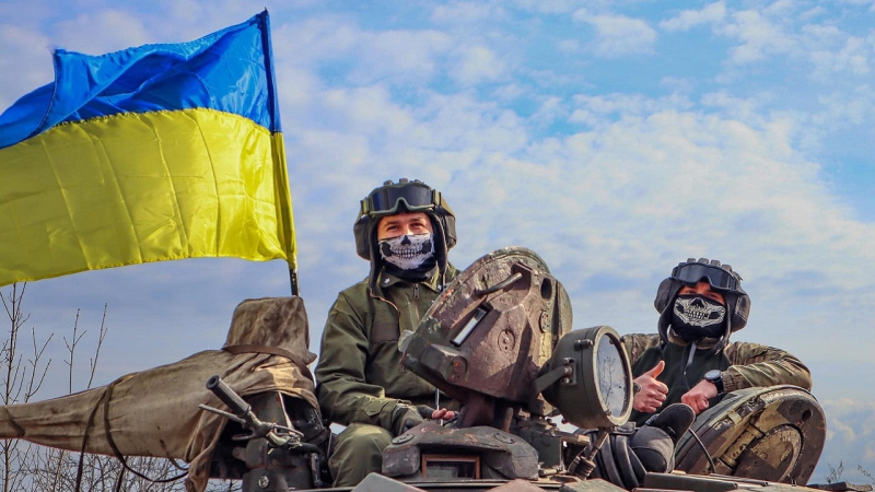 Die Arbeit an der Veröffentlichung geht weiter, aber Schweigen ist erforderlich – Gumenyuk über die Flagge der Ukraine am linken Ufer der Region Cherson“/></p>
<p>Das Hissen der Flagge der Ukraine am linken Ufer der Region Cherson ist ein wichtiger symbolischer Schritt, um den Geist der Menschen in der Besatzung zu heben. Gleichzeitig geht die Arbeit an der Befreiung der Gebiete weiter, erfordert jedoch ein Schweigeregime.</p>
<p>Dies wurde Channel 24 vom Leiter des Gemeinsamen Koordinierenden Pressezentrums der Verteidigungskräfte des Südens gemeldet , Natalya Gumenyuk.</p>
<p>Ihrer Meinung nach ist es noch zu früh, über bedeutende Erfolge am linken Dnjepr-Ufer und das Hissen der Flagge zu sprechen — diese „Aktion zur Unterstützung der Menschen in den besetzten Gebieten“.</p>
<blockquote>
<p>— Am linken Ufer leiden die Invasoren im Zusammenhang mit den seit langem angekündigten „Wahlen“. Damit wollen sie ihre „neu annektierten Gebiete“ erneut für sich beanspruchen. „Die Einheimischen, die unter Besatzung stehen, brauchen wirklich Unterstützung, damit sie verstehen, dass die Verteidigungskräfte in der Nähe sind und ihre Arbeit erledigen“, sagte er. Gumenyuk berichtete.</p>
</blockquote>
<p>Aufgrund der Kampfstille ist es unmöglich, über weitere Details der Operation zu sprechen. Die weitere Befreiung der Region Cherson ist jedoch sowohl für die ukrainischen Soldaten als auch für die Besatzer offensichtlich.</p>
<p>Am 29. September erschien ein Video, in dem ukrainische Soldaten am linken Ufer der Region Cherson die Staatsflagge der Ukraine hissten , in der sogenannten Grauzone.</p ></p></p>
<!-- relpost-thumb-wrapper --><div class=