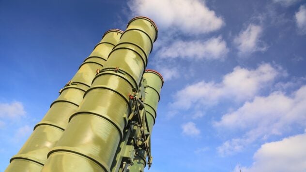 Gumenjuk: Zusätzlich zum Triumph auf der Krim wurden drei russische S-300 in der Region Cherson beschädigt gestern“ /> </p>
<p>Die Pressesprecherin der Südlichen Verteidigungskräfte, Natalya Gumenyuk, sagte in der Sendung des nationalen Telethons von United News, dass die Streitkräfte der Ukraine am 23. August nicht nur die russischen S -400 Triumph-Flugabwehrraketensystem auf der vorübergehend besetzten Krim, aber auch drei feindliche S-300-Trägerraketen in der Region Cherson.</p>
<p>Sie stellte fest, dass der S-400-Komplex — Dies ist ein mächtiges Mittel zur Luftverteidigung, das dem Feind jetzt entzogen ist. Gleichzeitig ist dies nicht das einzige Mittel zum Schutz der Besatzer.</p>
<blockquote>
<p>– Sie (die Russen – Anm. d. Red.) haben noch viele Waffen, die wir zerstören müssen . Die Baumwollsaison geht also weiter. Wir haben es verkündet, selbst als sie die Ferienzeit erwarteten. Und solange das Wetter es zulässt, werden wir weiterhin Baumwolle anbauen“, sagte Gumenyuk.</p>
</blockquote>
<p>Die Sprecherin fügte hinzu, dass es noch zu früh für eine Zusammenfassung sei, da noch viel Arbeit vor uns liege. </p>
<p>Als sie feststellte, dass die S-400 — Dies ist nicht der einzige Verlust im feindlichen Verteidigungssystem am vergangenen Tag.</p>
<p>– In unserem Verantwortungsbereich haben wir auch an Luftverteidigungssystemen gearbeitet und drei S-300-Trägerraketen zerstört und beschädigt. Das heißt, sie können weder als Verteidigungsmittel in der Region Cherson noch als Angriffsmittel eingesetzt werden, fügte Gumenyuk hinzu. Die Entwicklung des S-400-Triumph-Systems wird systemische Konsequenzen für die Entwicklung der Ereignisse auf der Krim haben. </p>
</p></p>
<!-- relpost-thumb-wrapper --><div class=