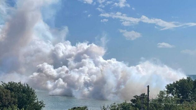 Zum zweiten Mal an einem Tag: Kertsch-Brücke in Rauch gehüllt, Explosionen sind zu hören