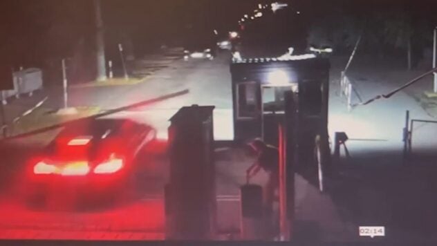 Wir fanden eine Überraschung in einer Reserveradnische: Eine Frau versuchte, einen Mann über das Gelände zu bringen Grenze zu Ungarn“ />< /p> </p>
<p>Es gab einen Konflikt an der ukrainisch-ungarischen Grenze. Dort trug eine schwangere 29-jährige Bürgerin der Tschechischen Republik eine 28-jährige Ukrainerin, mit der sie eine standesamtliche Ehe eingegangen ist, im Versteck eines BMW-Autos.</p>
<p>Dies wird berichtet vom <b></b>State Border Service.</p>
<blockquote>
<p>— Am Kontrollpunkt Luzhanka fanden Grenzschutzbeamte zusammen mit Zollbeamten bei einer gründlichen Inspektion eines von einem Ausländer gefahrenen BMW einen nackten Mann in einem speziell ausgestatteten Versteck in einer Reserveradmulde. Nach dem „Passagier“-Vorgang Das Paar geriet in Streit. Um den Möchtegern-Fähr zu beruhigen, dem nun eine strafrechtliche Verfolgung nach Art. 332 UCU und ihr Partner mussten die Grenzschutzbeamten die Polizei rufen, — In der Nachricht heißt es.</p>
</blockquote>
<p><img decoding=