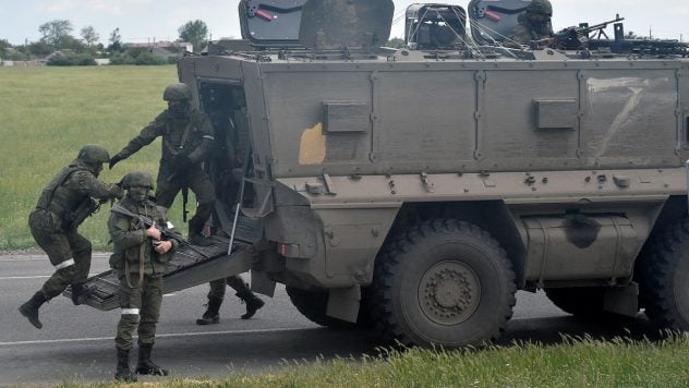 Nach dem Austausch kehren die russischen Besatzer an die Front zurück, wo sie sich erneut dem Geheimdienst ergeben 