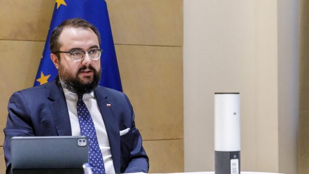 Polen sagte, die Beziehungen zur Ukraine seien „nicht die besten“, weil es „Emotionen“ gebe. /></p>
<p>Der stellvertretende polnische Außenminister Pavel Yablonsky sagte, dass die Beziehungen zwischen Warschau und Kiew in letzter Zeit „nicht die besten“ gewesen seien. Als Grund dafür nannte er angebliche „Aussagen von Vertretern der ukrainischen Behörden“.</p>
<p>Yablonsky sagte dies in einer Sendung des polnischen Radiosenders RMF FM.</p>
<p>Ihm zufolge gibt es viele Fragen zwischen Polen und der Ukraine, in denen „es keine Einigung gibt“. Er stellte fest, dass Polen von der Politik nationaler Interessen geleitet wird.</p>
<p>— Wir unterstützen die Ukraine in dem Maße, wie es den polnischen nationalen Interessen entspricht. So war es schon immer und so wird es auch immer sein — betonte er.</p>
<p>Yablonsky reagierte auch auf das bevorstehende Treffen, indem er den polnischen Botschafter in der Ukraine, Bartosz Cichocki, zum ukrainischen Außenministerium schickte, zu dem er zu einem Gespräch eingeladen wurde.</p>
<blockquote>
<p>— Das Gespräch wird sehr offen sein. Es wird wie immer sehr spezifisch sein. Wir werden unsere Einschätzungen darüber abgeben, wie der Zustand unserer Beziehungen heute aussieht, der im Zusammenhang mit den jüngsten Aussagen einiger Vertreter der ukrainischen Behörden leider nicht der beste ist. Niemand verheimlicht es, — sagte er.</p>
</blockquote>
<p>Seiner Meinung nach ist dies auf einen „Gefühlsausbruch“ zurückzuführen, aber seiner Meinung nach bleibt Polen „ein wenig nachsichtig“. ;, weil die Ukraine angegriffen wurde, aber die Ukraine ihrerseits „sollte ihre Verbündeten nicht angreifen“.</p>
<p>Am 1. August wurde bekannt, dass das ukrainische Außenministerium den polnischen Botschafter einbestellte aufgrund der Äußerungen des Kanzleramtsministers des Präsidenten der Republik Polen, Leiter des Büros für internationale Politik Marcin Przydacz.</p>
<p>Anschließend wurde bekannt, dass am 1. August das polnische Außenministerium hat den Botschafter der Ukraine Wassili Swarytsch im Zusammenhang mit den Aussagen von Vertretern der ukrainischen Behörden vorgeladen</p>
</p>
</p ></p>
<!-- relpost-thumb-wrapper --><div class=