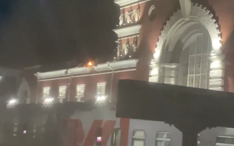 Nacht im Bahnhof „Bavovna“ in Kursk (Video)“ /></p>
<p><strong>Es wird berichtet, dass der Bahnhof von einer Drohne angegriffen wurde.</strong></p>
<p>Auf Russisch Stadt <strong>Kursk</strong> Aufgrund der Ankunft eines unbekannten UAV kam es am Bahnhof zu einer Explosion.</p>
<p>Lokale Telegram-Kanäle informieren darüber.</p>
<p>Es wird berichtet dass die Stadt von einer unbekannten Drohne angegriffen wurde.</p>
<p> < p>Auf dem von lokalen Sendern veröffentlichten Filmmaterial ist zu sehen, dass sich infolge der Explosion Rauch über dem Bahnhof gebildet hat.</p>
<p> Polizeibeamte und Feuerwehrleute trafen am Unfallort ein, um das Feuer zu löschen.</p>
<p>Wir erinnern uns daran, dass zuvor berichtet wurde, dass am 19. August die Militärabteilung des Aggressorstaates über einen unbemannten Flugzeugtyp berichtete Fahrzeug beim Anflug auf Moskau entdeckt</strong>.</p>
<p>Darüber hinaus haben wir zuvor mitgeteilt, dass die Drohne <strong>den russischen Flugplatz „Solzy“ in der Region Nowgorod der Russischen Föderation</strong> getroffen hat.< /p> </p>
<h4>Verwandte Themen:</h4>
<!-- relpost-thumb-wrapper --><div class=