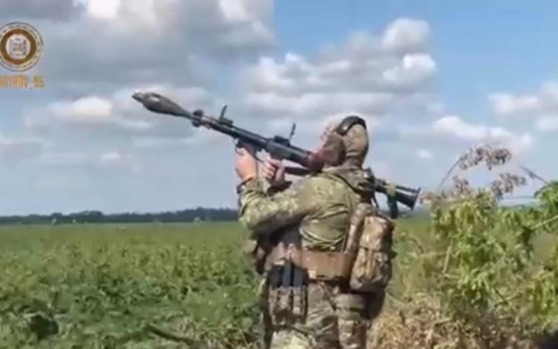 &quot ;Getrimmte Teebäume“: „Kadyrovites“ zeigte einen gefälschten Kampf mit den Streitkräften der Ukraine“ /></p>
<p><strong>Für den Durchschnittszuschauer mag es scheinen, dass das Video echt ist.</strong>< /p></p>
<p>Die sogenannte „zweite Armee der Welt“ veröffentlichte ein Propagandavideo, in dem „Kadyrowzy“ angeblich mit den Streitkräften der Ukraine kämpfen. Es wurde festgestellt, dass das Video gefälscht ist.</p>
<p>Dies wird von StratCom der Streitkräfte der Ukraine berichtet.</p>
<p>Das Video zeigt also, wie das russische Militär mit Kadyrow-Herkunft „heldenhaft“ vorgeht „Kampf“ mit Kleinwaffen und Granatwerfern. OSINT-Technologien weisen jedoch darauf hin, dass der Kampf mit einem unsichtbaren Feind auf dem Territorium der Region Belgorod in großer Entfernung von der Staatsgrenze fortgesetzt wurde.</p>
<p><img decoding=