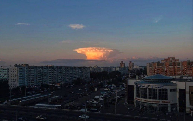 Gedanke dieser „Atompilz“: Die Russen hatten Angst vor einer ungewöhnlichen Wolke (Foto)“ /></p>
<p><strong>Eine ungewöhnliche Wolke wurde gestern, am 2. August, abends registriert.</strong></p>
<p>Die Einwohner von Kasan und der Region Lipezk in der Russischen Föderation fürchteten sich vor einer Wolke in Form eines Atompilzes.</p>
<p>Russische Propagandisten schreiben darüber und veröffentlichen entsprechendes Filmmaterial.</p >
<p>Eine ungewöhnliche Wolke wurde gestern, am 2. August, abends registriert. Einwohner von Kasan sahen einen „Atompilz“ über der Stadt und begannen, ihn aktiv im Internet zu verbreiten, voller Angst, was passiert sei.</p>
<p>Aber später stellte sich heraus, dass es sich um eine <strong>Art Cumulonimbuswolke< handelte /strong>, wissenschaftlich – „Ambosspilz“.</p>
<p>Der Leiter des örtlichen hydrometeorologischen Zentrums sagte der Propagandapublikation, dass es sich um eine gewöhnliche Kuppel-Nimbus-Wolke handele, die Besonderheit sei, dass sie hier nicht Teil davon sei atmosphärische Front, aber separat. Ihm zufolge passiert dies selten.</strong></p>
<p><img decoding=