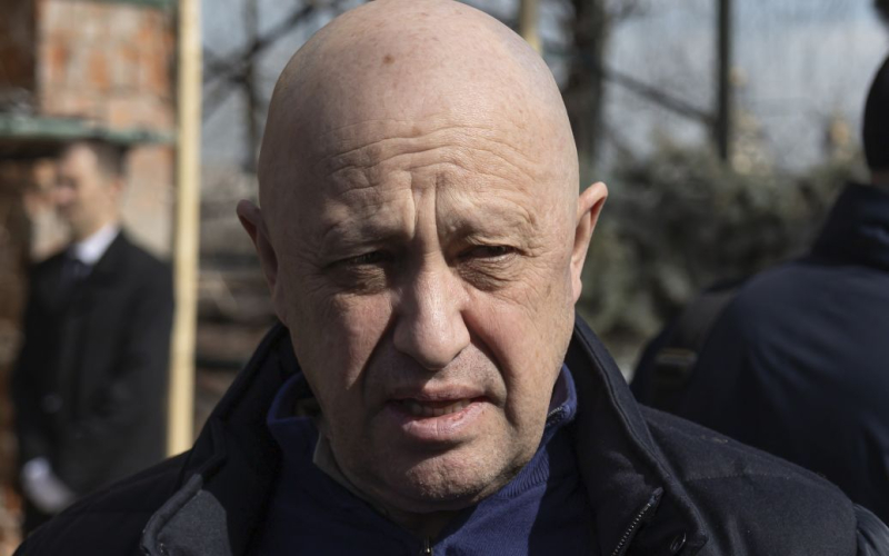 Prigozhin und seine die rechte Hand wurde getötet – russische SMP“ /></p>
<p><strong>Die Leichen der Toten wurden wahrscheinlich identifiziert.</strong></p>
<p>Der Chef von Wagner PMC Jewgeni Prigoschin starb während eines Flugzeugabsturzes in der Region Twer. Es wird berichtet, dass auch Dmitry Utkin, die rechte Hand des Anführers der Söldner, abgestürzt ist.</p>
<p>Dies berichtet der Propaganda-Telegrammsender „Tsargrad TV“.</p>
<p> Wir reden über die Tatsache, dass die Leichen bereits identifiziert wurden. Es wird auch hinzugefügt, dass eine genetische Untersuchung bevorsteht mit Prigozhin und Utkin wurde in die Luft gesprengt. </p>
<p>Nach vorläufigen Informationen heißt es in dem Bericht, dass das Flugzeug mit dem Gründer von Wagner PMC Jewgeni Prigozhin und seinem rechten Mann Dmitri Utkin in die Luft gesprengt wurde. Diese Daten wurden beispielsweise von einer Quelle der Kommission des Bundesamtes für Luftverkehr bestätigt.</p>
<p>Zuvor wurde festgestellt, dass am Mittwoch, dem 23. Juni, ein Flugzeug in der Region Twer abgestürzt ist. Nach Angaben russischer Medien gehörte es dem Anführer von Wagner PMC Jewgeni Prigoschin.</p>
<p>   Weitere Nachrichten</p>
<!-- relpost-thumb-wrapper --><div class=