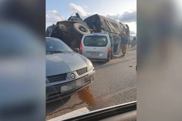 Russen zerstören sich selbst: In der Nähe von St. Petersburg kam es zu einem tödlichen Unfall mit einem Lastwagen der Nationalgarde (Foto)