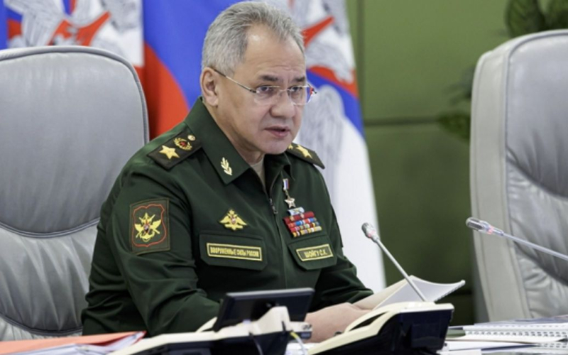 Shoigu kündigte „ernsthafte Risiken einer Konflikteskalation“ in der Ukraine an. /></p>
<p><strong>Schoigu wird im Westen und Nordwesten von Russland bedroht.</strong></p>
<p>Russischer Verteidigungsminister Sergej Schoigu sieht „ernsthafte Risiken einer Eskalation des Konflikts“ aufgrund der westlichen Hilfe für die Ukraine.</p>
<p>Schoigu habe dies im Kollegium des Verteidigungsministeriums erklärt, schreiben russische Propagandisten.</p>
<p>„Die Investitionsbereitschaft des Westens.“ „Ein erheblicher Teil der in der Ukraine verfügbaren Ressourcen, um die Situation auf dem Schlachtfeld zu lösen, schafft ernsthafte Risiken einer Eskalation des Konflikts“, sagte er.</p>
<p>Er sieht auch Bedrohungen für Russland im Westen und Nordwesten. Ihm zufolge seien sie erneut gewachsen, insbesondere <strong>aufgrund des Beitritts Finnlands zur NATO und künftig auch Schwedens</strong>.</p>
<p>„Der destabilisierende Faktor ist der Beitritt Finnlands.“ (zukünftig Schweden) in die NATO. Die Risiken hängen auch mit der Militarisierung Polens zusammen, das zum Hauptinstrument der antirussischen Politik der USA geworden ist. Bedrohungen der militärischen Sicherheit Russlands erfordern eine rechtzeitige und angemessene Reaktion </strong>“, war der russische Minister begeistert.</p>
<p>Wie bereits berichtet, plant Nordkorea, Waffen und Munition für den Krieg nach Russland zu schicken.</p>
<h4>Verwandte Themen:</h4 >
<!-- relpost-thumb-wrapper --><div class=