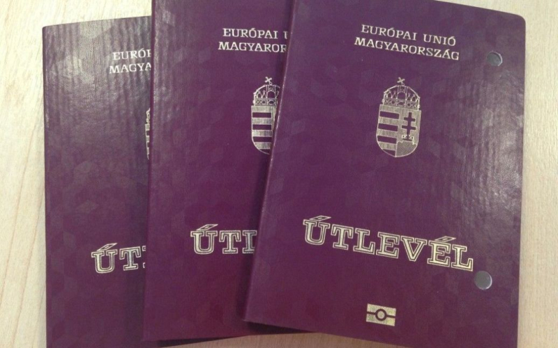 USA beschränken Visa Freistaat für Ungarn: Was ist der Grund? /></p>
<p><strong>Washington sagt, dieser beispiellose Schritt sei eine Reaktion auf Sicherheitsbedenken gewesen.</strong></p>
<p><strong>Vereinigte Staaten< /strong>haben die Teilnahme Ungarns an ihrem Programm zur Befreiung von der Visumpflicht aufgrund von Bedenken hinsichtlich der Sicherheit neuer Pässe, die Budapest zwischen 2011 und 2020 ausgestellt hat, drastisch eingeschränkt.</p>
<p>Politico-Berichte.</p>
<p>Staatsangehörige von Ländern, die am US Visa Waiver Program teilnehmen, können aus touristischen oder geschäftlichen Gründen bis zu 90 Tage ohne Visum in die USA reisen. Dazu benötigen sie lediglich das sogenannte elektronische System der Reisegenehmigung (ESTA).</p>
<p>Aber jetzt wird die Gültigkeitsdauer von ESTA für Inhaber ungarischer Pässe von zwei auf ein Jahr verkürzt, und das wird auch so sein Die Einreise in die Vereinigten Staaten ist im Rahmen dieses Systems nur einmal möglich.</p>
<p>Dieser beispiellose Schritt als Reaktion auf Sicherheitsbedenken gilt nur für Ungarn, das einzige der 40 Länder, die am US-Programm teilnehmen.</p>
<p>Der US-Botschafter in Budapest, David Pressman, sagte, es gebe „Hunderttausende Pässe“, die die ungarische Regierung im Rahmen eines „vereinfachten Einbürgerungsprogramms ohne strenge Mechanismen zur Identitätsprüfung“ ausgestellt habe.</p>
<p>Nach der Machtübernahme im Jahr 2010 veröffentlichte die Veröffentlichung schreibt, dass die Regierung des ungarischen Ministerpräsidenten Viktor Orban im vergangenen Jahr große politische Änderungen eingeführt hat, die ethnischen Ungarn im Ausland, insbesondere in Rumänien, der Slowakei und der Ukraine, die Staatsbürgerschaft gewährten.</p>
<p>Als Reaktion auf die US-Entscheidung sagte das ungarische Innenministerium, dass die Das Land „wird die Daten von Ungarn im Ausland mit doppelter Staatsbürgerschaft nicht offenlegen, da dies ihre Sicherheit gefährden würde“, und warf dem Weißen Haus „Vergeltungsmaßnahmen gegen die Ungarn“ vor.</p>
<p>Washington hat diesen Schritt auf einmal unternommen wenn Ungarns Beziehungen zu westlichen Partnern auf einem „niedrigen Niveau“ sind.</p>
<p>Viele westliche Länder haben sich auch über die Verschlechterung der demokratischen Standards in Ungarn geäußert.</p>
<p>Im Jahr 2017 haben die Vereinigten Staaten machte den Status Ungarns im Programm zur Befreiung von der Visumpflicht vorübergehend.</p>
<p> p> </p>
<p>Erinnern Sie sich daran, dass <strong>das estnische Innenministerium erklärt hat, warum es die Ausstellung von Visa für Russen nicht einstellen kann.</strong></p>
<h4 >Verwandte Themen:</h4>
<!-- relpost-thumb-wrapper --><div class=