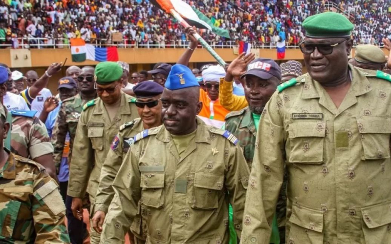 Westafrikanische Länder einigten sich auf einen Termin für die Invasion in Niger. /></p>
<p><strong>Die Entscheidung wurde nach zweitägigen Treffen in der Hauptstadt Ghanas, Accri, getroffen.</strong></p>
<p> Die Stabschefs der Streitkräfte der westafrikanischen Staaten (Block ECOWAS) einigten sich auf einen Termin für den möglichen Beginn einer Militäroperation in <strong>Niger</strong>, wo der Putsch stattfand.</p>
<p>< p>Dies wird von <strong>Reuters</strong> berichtet.</p>
<p>Während des Treffens diskutierten Vertreter der Länder über eine mögliche militärische Intervention in Niger, um die Junta von der Macht zu stürzen und die demokratische Ordnung wiederherzustellen.</p>
<p>Laut einem der Teilnehmer des Treffens in Accra „könnte ein bewaffnetes Eingreifen erforderlich sein, wenn die diplomatischen Bemühungen scheitern.“ </p>
<p>Der Leiter der ECOWAS-Abteilung für politische Angelegenheiten und Sicherheit, Abdel -Fatou Moussah sagte, wenn es einen entsprechenden Befehl gebe, seien die Streitkräfte „bereit, den Befehl sofort auszuführen.“</p>
<p>Darüber hinaus besprachen die Verbündeten während des Gipfels ausführlich die Einzelheiten und Umstände eine mögliche Militäroperation, merkte jedoch an, dass sie immer noch auf eine Einigung mit den Rebellen hoffen, da „die Türen für Verhandlungen noch offen sind.“ Sie erklärten, dass <strong>die westafrikanischen Länder einer „zügigen“ bewaffneten Intervention in Niger zugestimmt hätten</strong >.</p>
<p>Darüber hinaus haben wir zuvor berichtet, dass US-Außenminister Anthony Blinken sagte, dass <strong>die russische Terroristengruppe „Wagner“ die Instabilität in Niger ausnutzt</strong>.</p>
<p> < h4>Verwandte Themen:</h4>
<!-- relpost-thumb-wrapper --><div class=